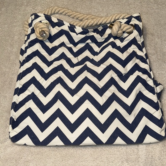 ๐ผ Large Donna Dixon Chevron, Multi-Purpose, Tote โ Navy Blue & White - Picture 7 of 12